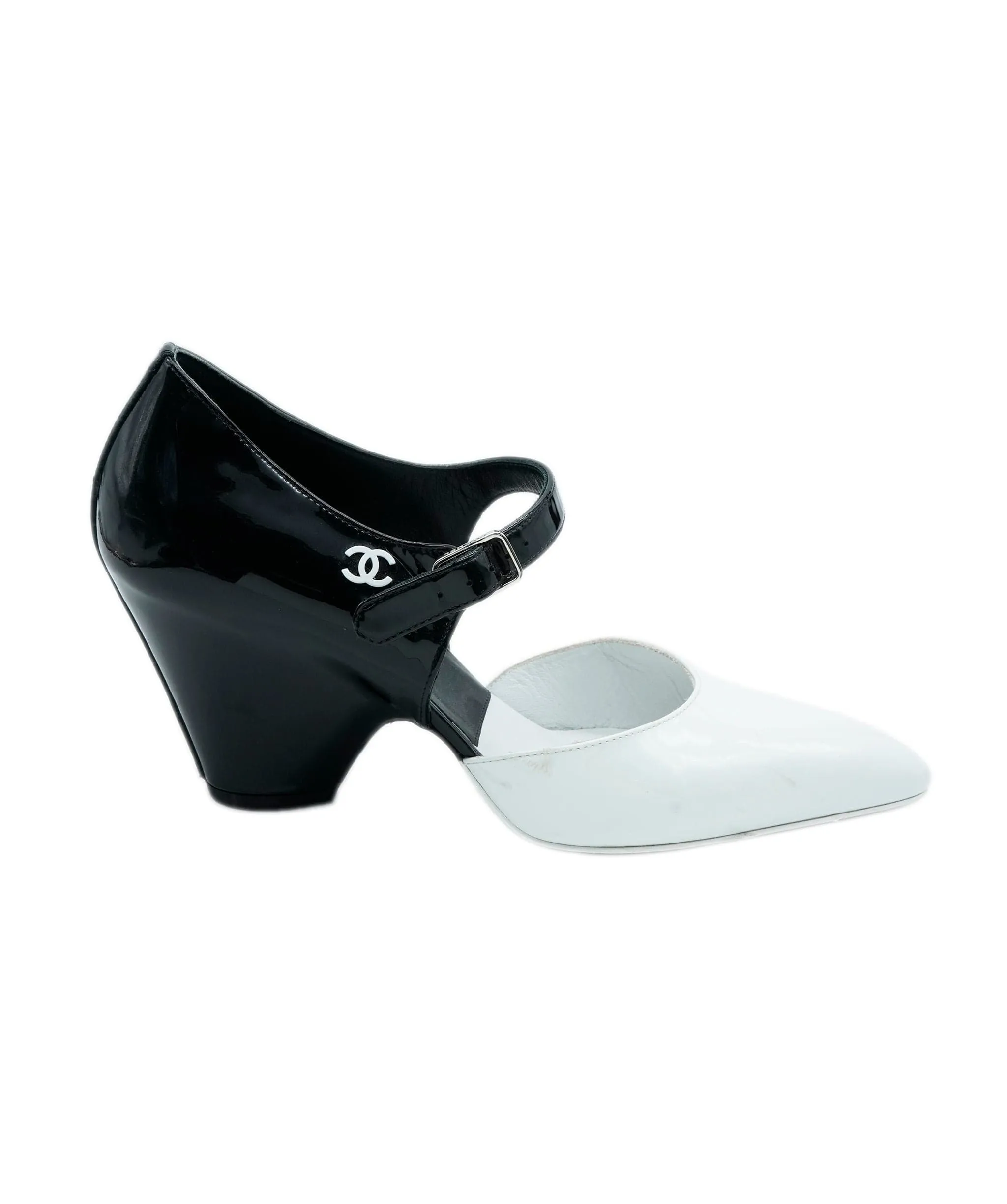 Chanel patent black and white kitten heels 38 ASL6512