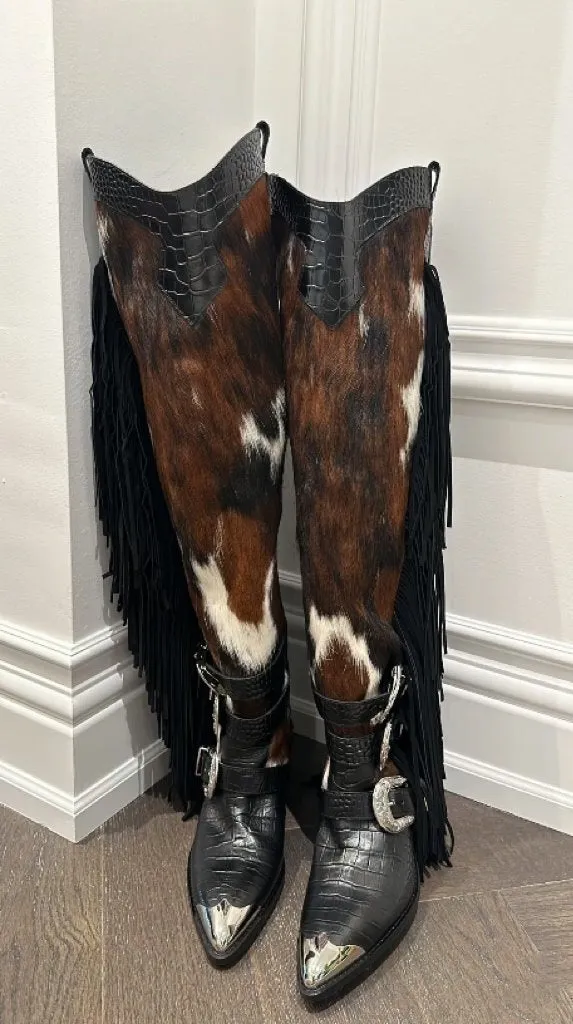 Fashionable tassel boots