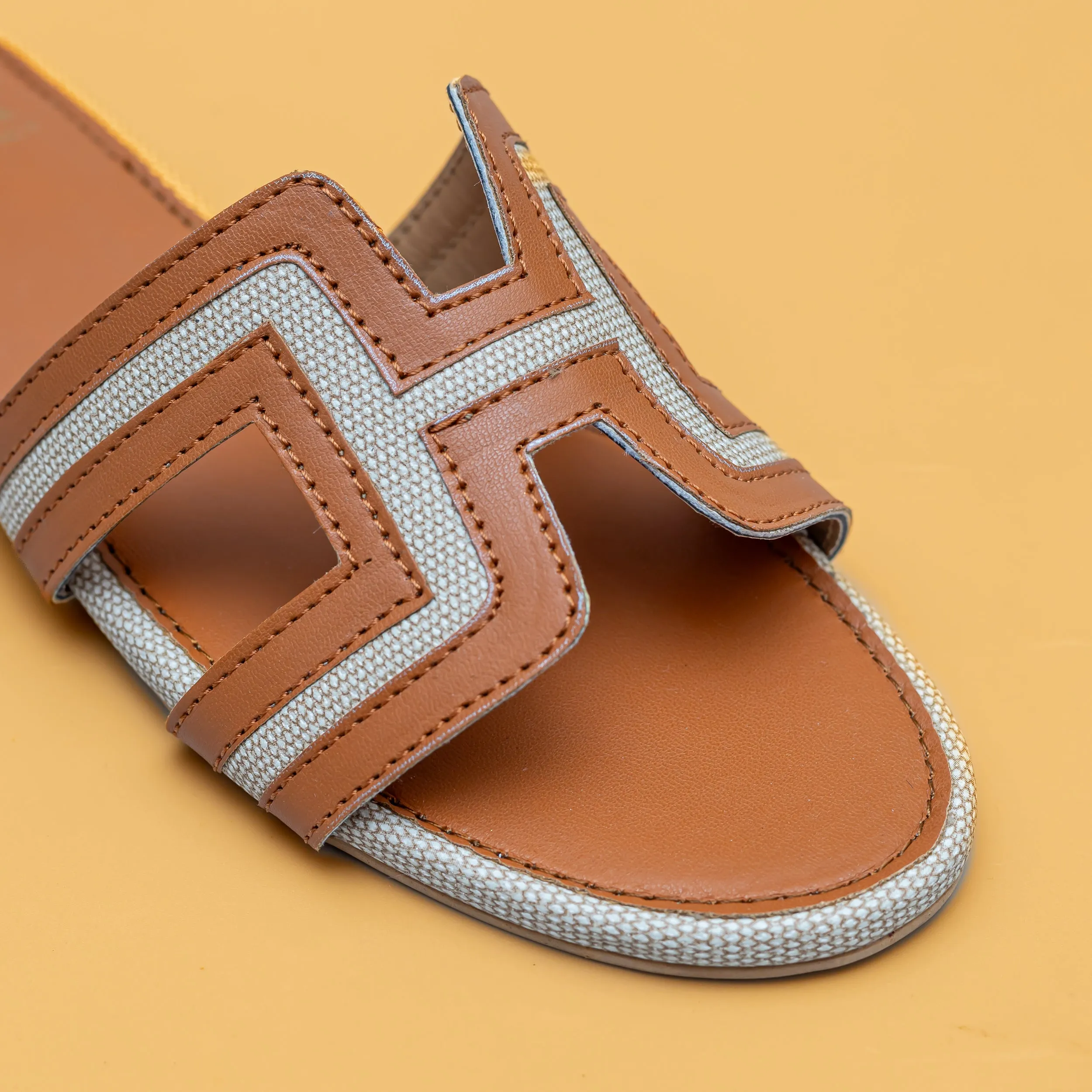 Round Toe H Flats-Tan/Cream
